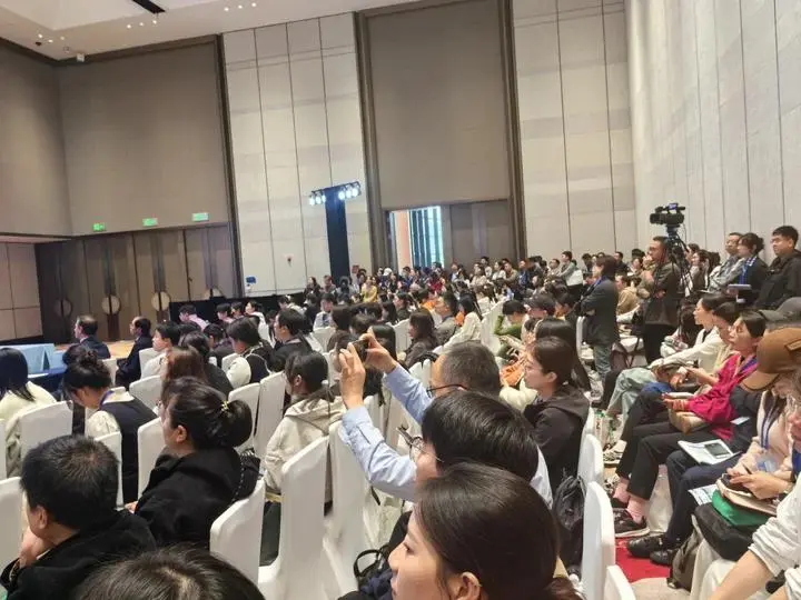 震撼首发 | 朗视正畸携手北京口腔医院发布全国首款实用级正畸智能体B-AI