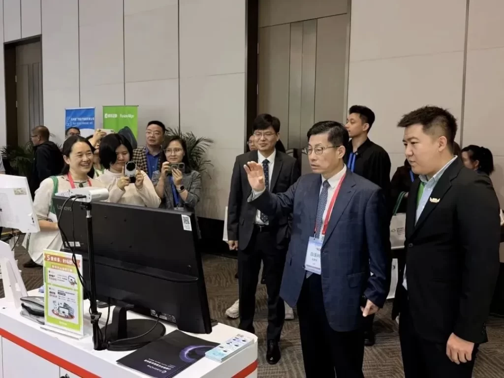 震撼首发 | 朗视正畸携手北京口腔医院发布全国首款实用级正畸智能体B-AI